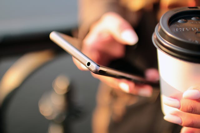 persona usando su telefono